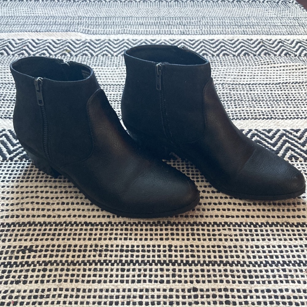 Side zip Chelsea Booties